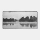 湖の上の朝の霧（白と黒） デスクマット (正面)