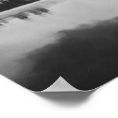 湖の上の朝の霧（白と黒） ポスター (角)
