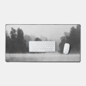 湖の上の朝霧の中で木々が消えた デスクマット (キーボード&マウス)