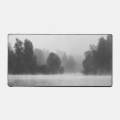 湖の上の朝霧の中で木々が消えた デスクマット (正面)