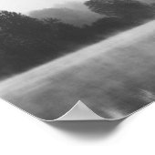 湖の上の朝霧の中で木々が消えた ポスター (角)