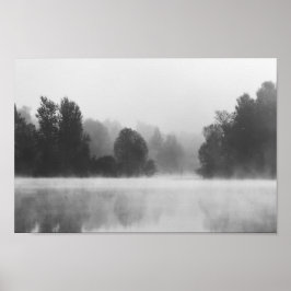 湖の上の朝霧の中で木々が消えた ポスター