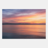 湖の写真に映るオレンジと紫の夕日 ラッピングペーパーシート (正面)