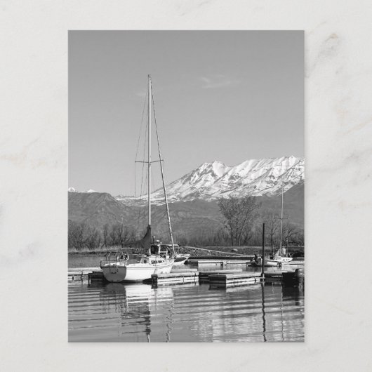 湖の写真に黒と白の帆船 ポストカード (正面)