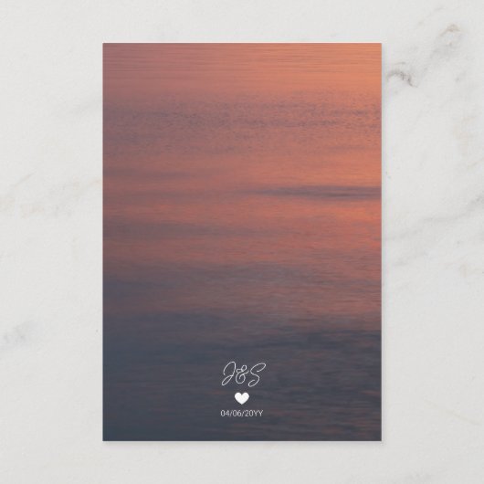 湖の写真の上にオレンジと紫の結婚夕日 エンクロージャーカード (裏面)