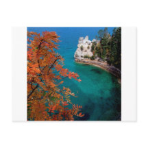 湖の写真の岩のショアスーペリアミシガン