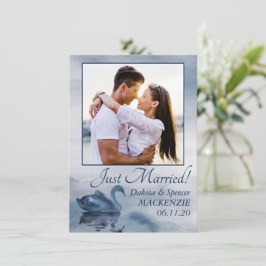 湖の反射 | ダスティーブルーのスワン写真ウェディング 案内状 (スタンド正面)