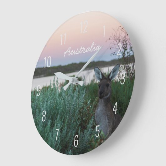 湖の夕日、ピンクの空とカンガルーの風景 ラージ壁時計 (傾斜)