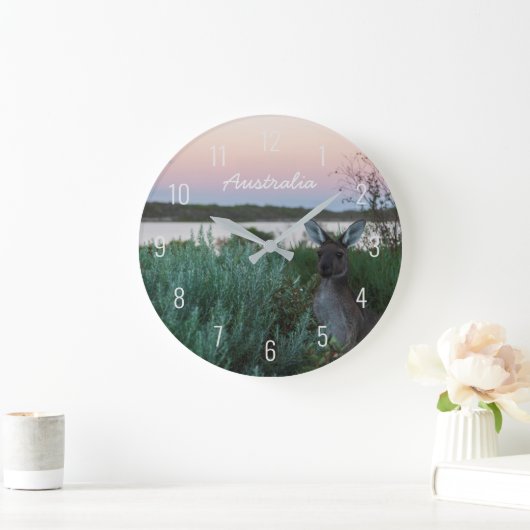 湖の夕日、ピンクの空とカンガルーの風景 ラージ壁時計 (ホーム)
