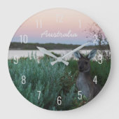 湖の夕日、ピンクの空とカンガルーの風景 ラージ壁時計 (正面)