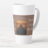 湖の家へようこそ、穏やかな湖の家ギフト カフェラテマグ (右アングル)