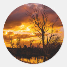 湖の広い所に夕日