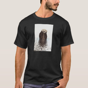 湖の愛らしい微笑のカワウソ Tシャツ