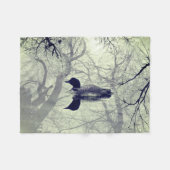 湖の投げ毛布の上の黒と白のルーン フリースブランケット (正面(横))