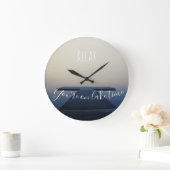 湖の時間桟橋の波止場であなたはリラックスして下さい ラージ壁時計 (ホーム)