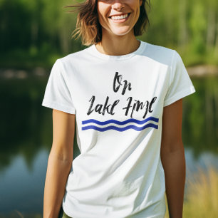湖の時間船遊びの波 Tシャツ