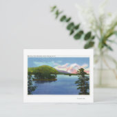 湖の景色を望むシェルビングロックマウンテン ポストカード (スタンド正面)