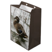 湖の暗闇に灰色のアヒル ミディアムペーパーバッグ (裏面アングル)