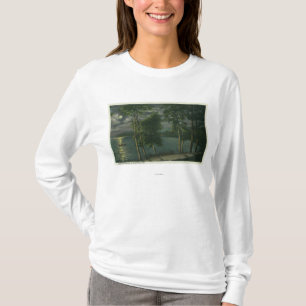 湖の月明りの場面 Tシャツ