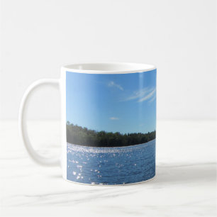 湖の朱色の光っている青海原 コーヒーマグカップ