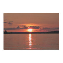 湖の朱色の日没のピンクのオレンジ暗闇