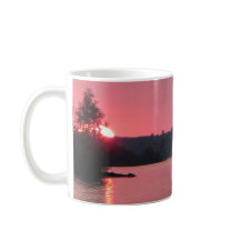 湖の朱色の日没のピンクは残っていた日曜日上がりました