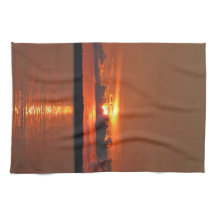 湖の朱色の日没