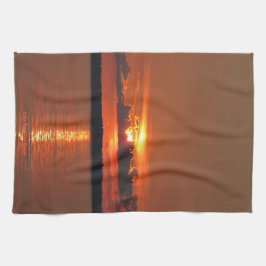 湖の朱色の日没 キッチンタオル