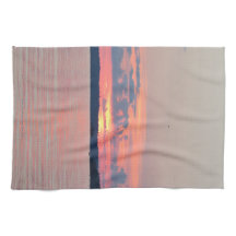 湖の朱色の日没