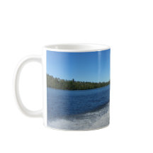 湖の朱色の航跡の監視