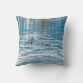 湖の正方形のパーソナライズなビーチハウスの反射 クッション (裏面)