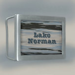 湖の水お気に入りの帯のバックルに名前を付ける 長方形ベルトバックル<br><div class="desc">青い数々の色のベージュ色の黒と灰色のベルトバックルは、青い空と白い雲を反射し、波打つ暗い湖の水を自然によって設計されている。このベスタイリッシュルトバックルは洗練さエレガントれ、自然で素朴な自然ものでもある。この独特のベルトバックルの色はほとんど任意のスタイルで調整。名前、イニシャル、または湖の名前でパーソナライズお気に入りの。JLW_PHOTOGRAPHYによるオリジナル湖写真</div>