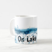 湖の水に大きな魚 コーヒーマグカップ (正面左)