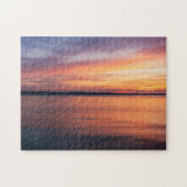 湖の水の上にオレンジと紫の夕日の雲 ジグソーパズル (横)