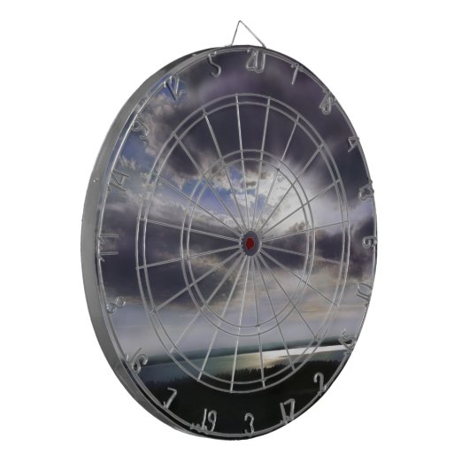 湖の水の色の上に夕日の絵を描夕日 ダーツボード (正面左)