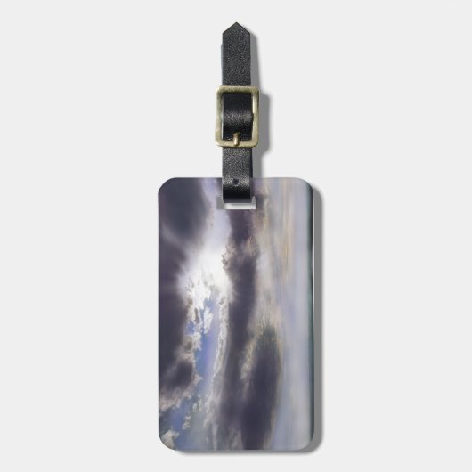 湖の水の色の上に夕日の絵を描夕日 ラゲッジタグ (正面縦)