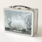 湖の水を大きく跳ね上げる メタルランチボックス (正面)