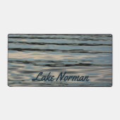 湖の水写真のカスタマイズ可能なブルーベージュ デスクマット (正面)