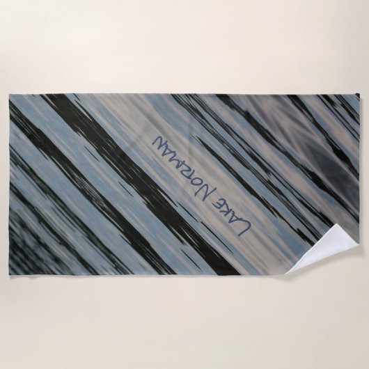 湖の水色と黒の対角線の自然ストライプ ビーチタオル (正面)