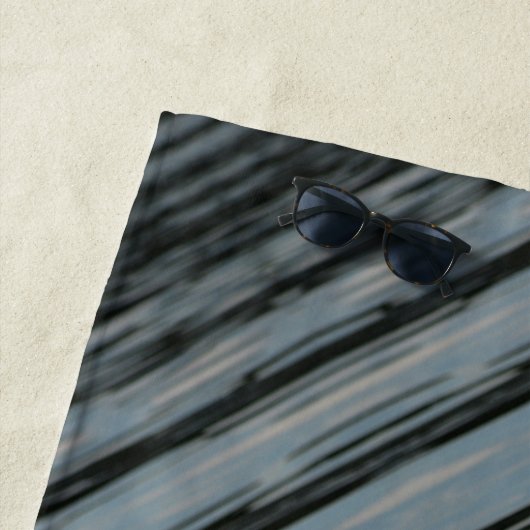 湖の水色と黒の対角線の自然ストライプ ビーチタオル (インサイチュ)