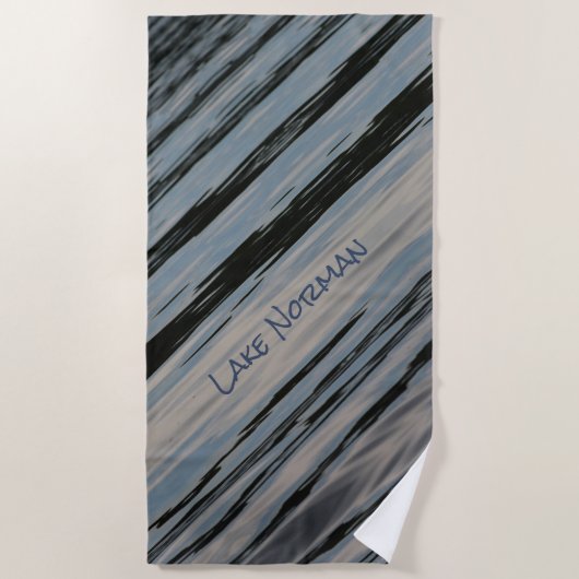 湖の水色と黒の対角線の自然ストライプ ビーチタオル (正面)