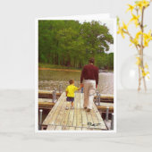 湖の父および息子の歩く カード (黄色い花)