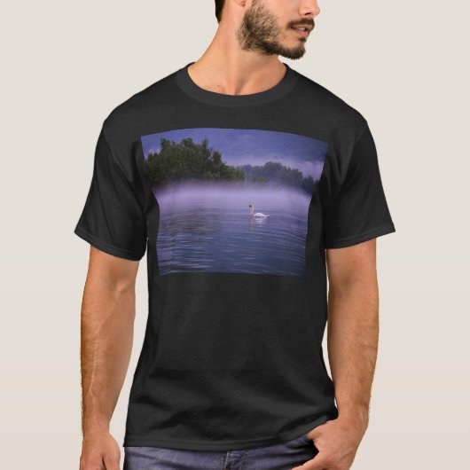 湖の白鳥 Tシャツ (正面)