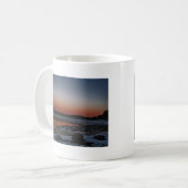 湖の矢印で雪の夕日 コーヒーマグカップ (正面左)