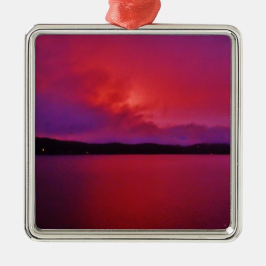 湖の矢印にホットピンクパープルサンセット メタルオーナメント (正面)