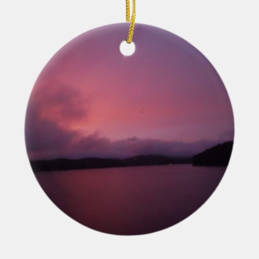 湖の矢印に紫の夕日 セラミックオーナメント (正面)