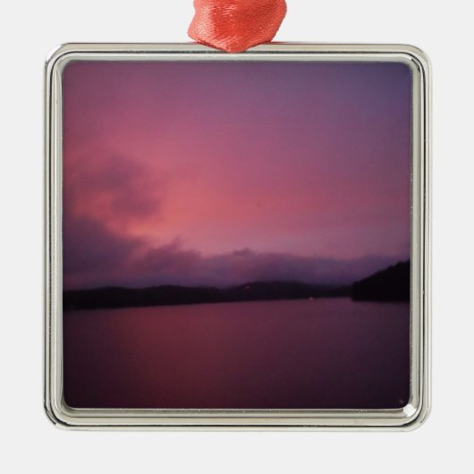 湖の矢印に紫の夕日 メタルオーナメント (正面)