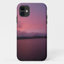 湖の矢印に紫の夕日 iPhone 11 ケース
