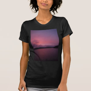 湖の矢印に紫の夕日 Tシャツ