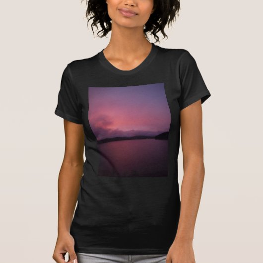 湖の矢印に紫の夕日 Tシャツ (正面)